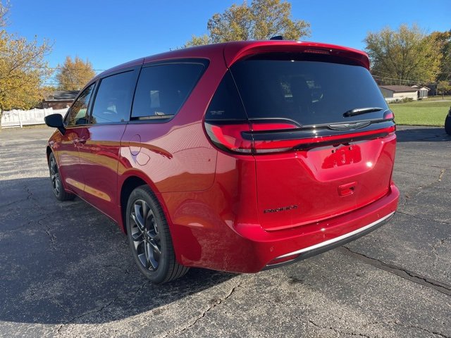 New 2026 Chrysler Pacifica Select image 2