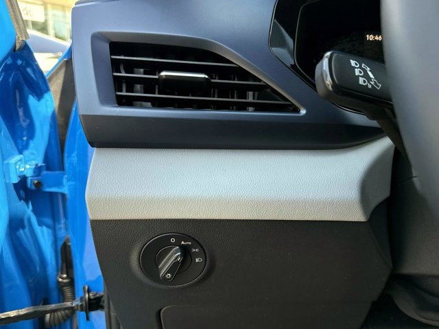 Used 2022 Volkswagen Taos SE image 33