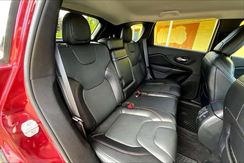 Used 2019 Jeep Cherokee Trailhawk AWD/4WD image 21
