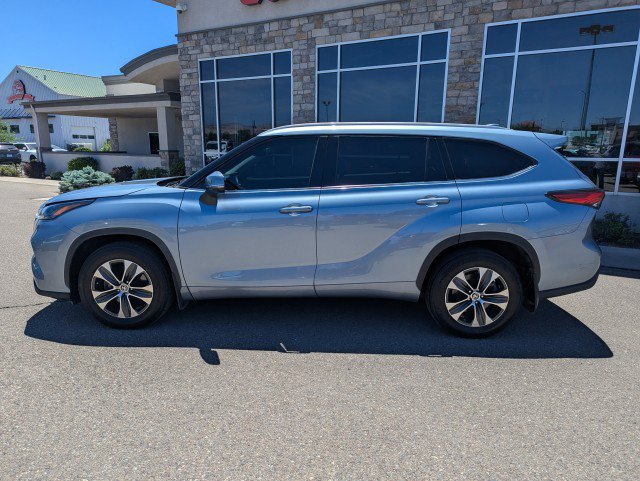 Used 2022 Toyota Highlander XLE AWD/4WD image 2