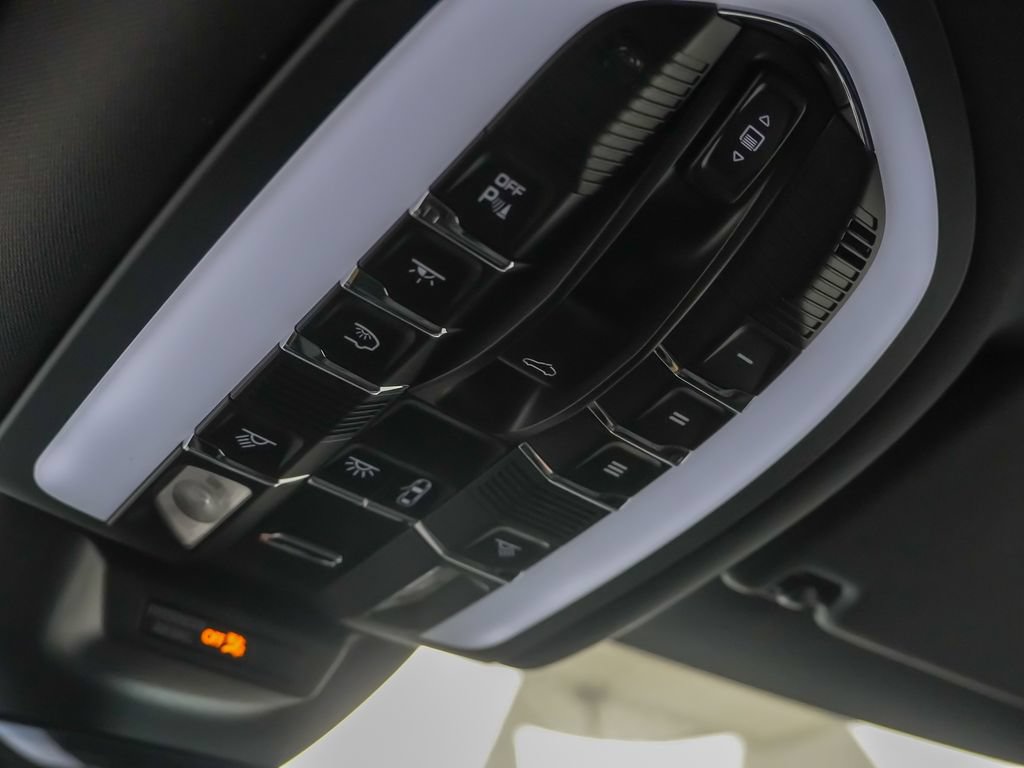 Certified 2026 Porsche Macan AWD/4WD image 27