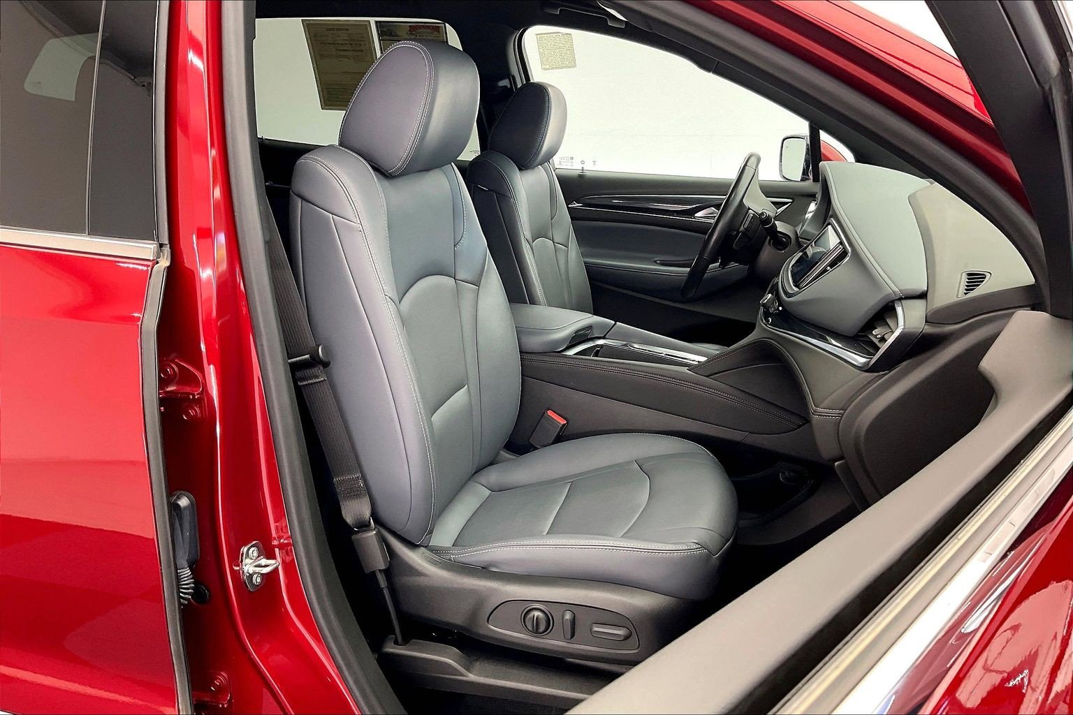 Used 2023 Buick Enclave Essence image 6