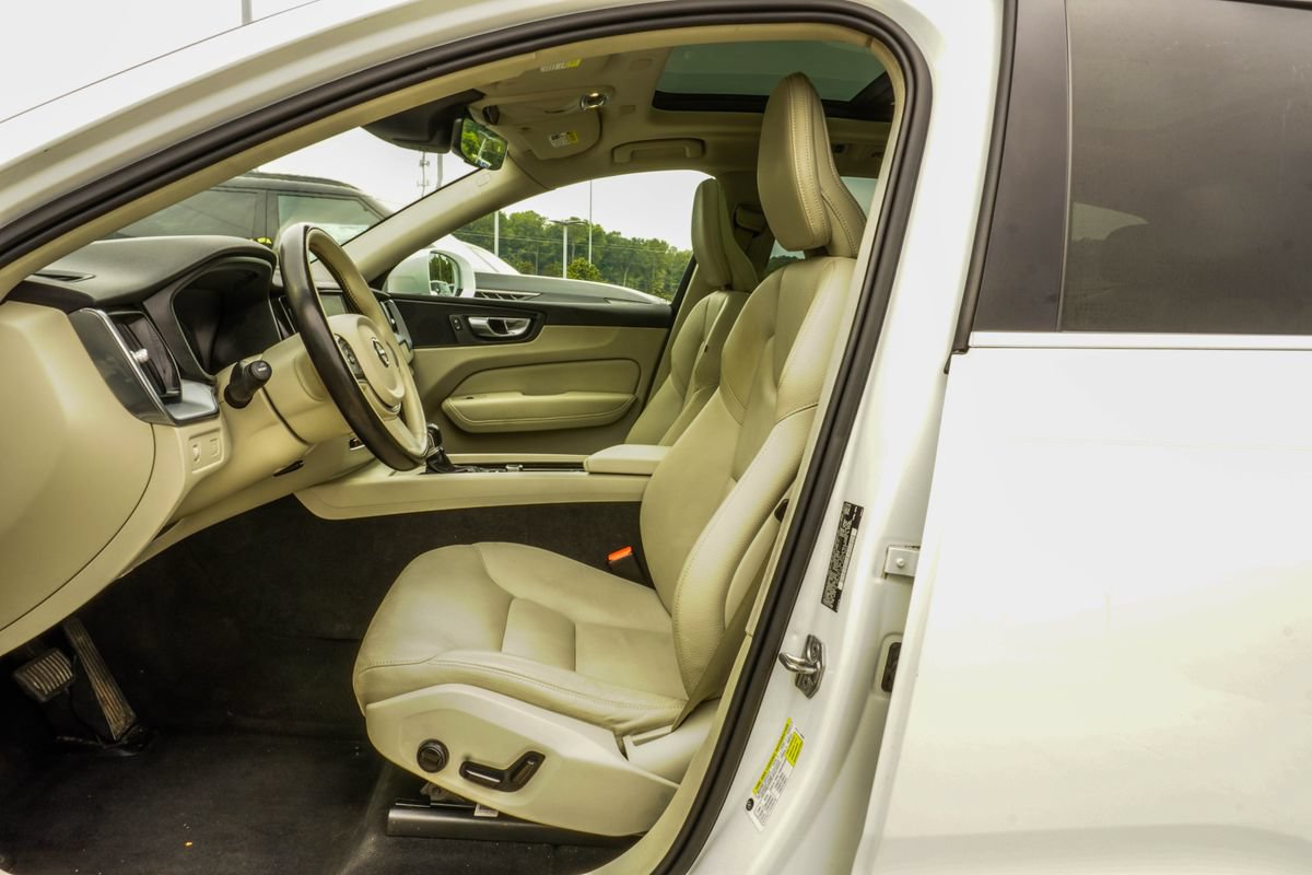 Used 2021 Volvo XC60 T5 Momentum w/ Premium Package AWD/4WD image 34