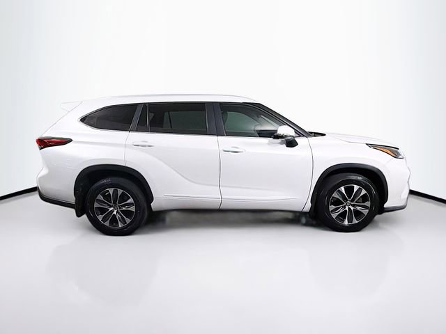 Used 2023 Toyota Highlander XLE AWD/4WD image 9