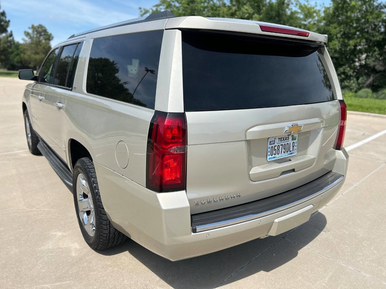 Used 2016 Chevrolet Suburban LTZ RWD image 8