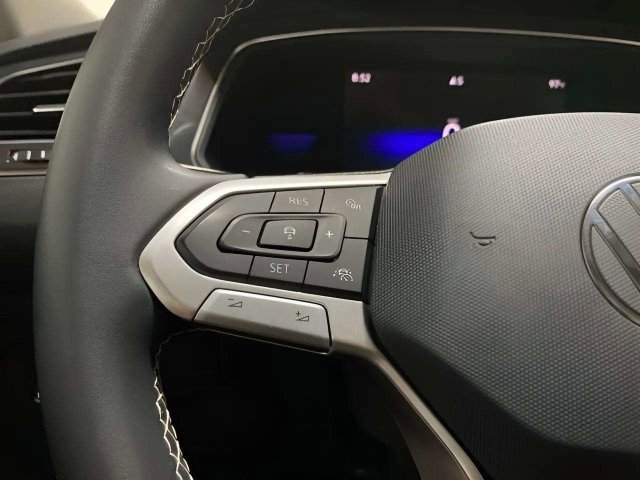 Used 2023 Volkswagen Tiguan SE w/ Panoramic Sunroof Package FWD image 35