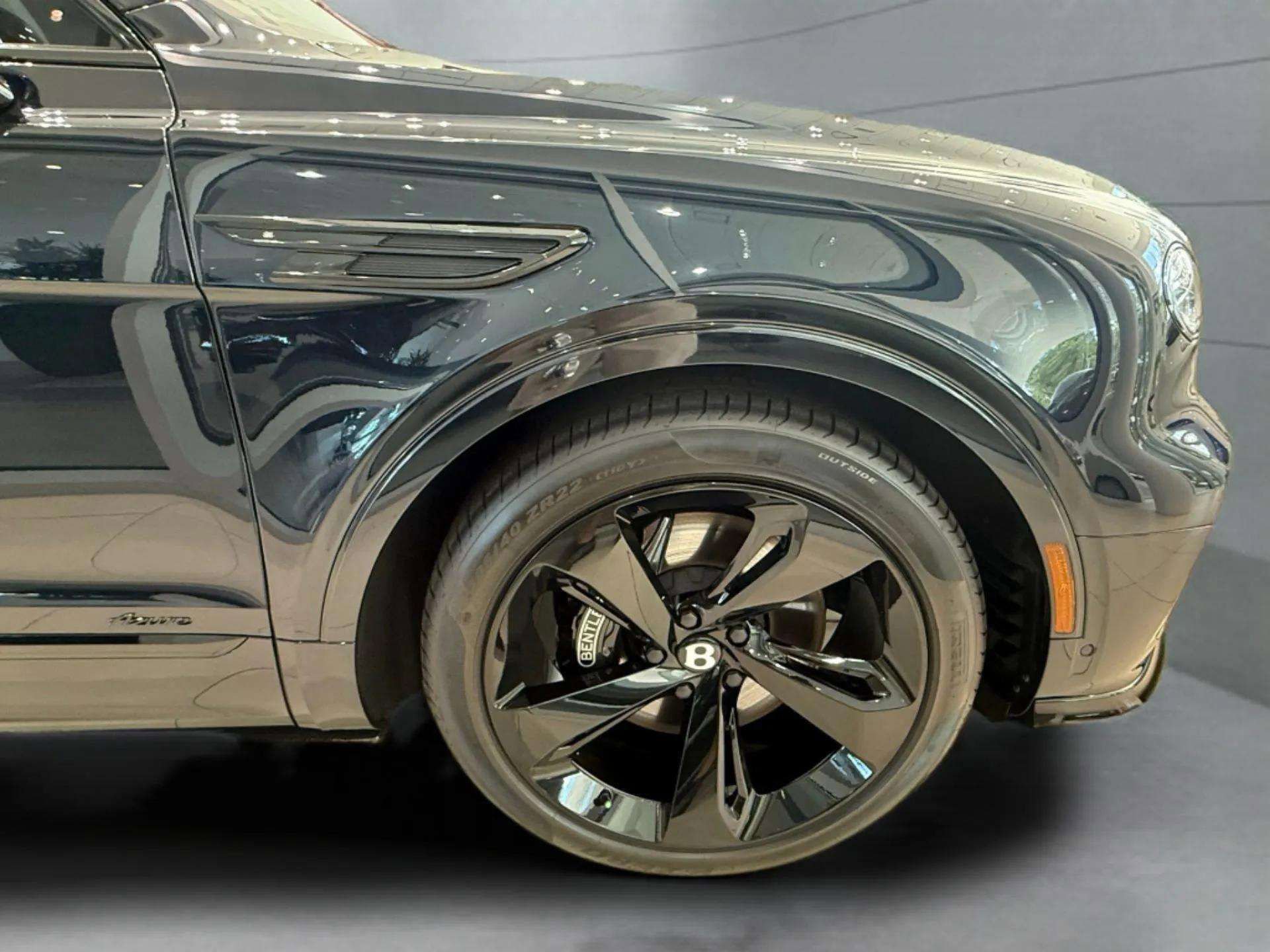 Used 2024 Bentley Bentayga image 6