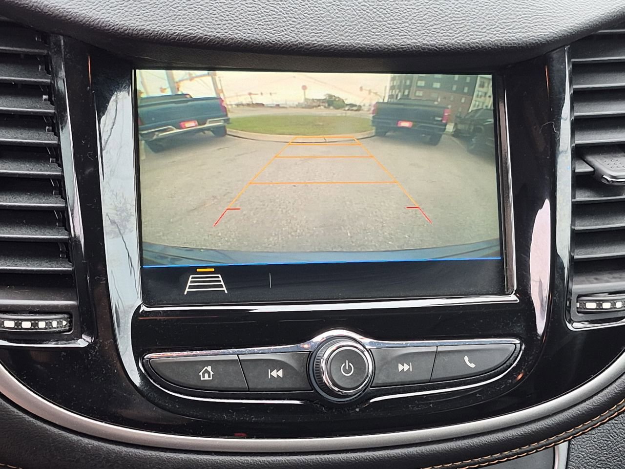 Used 2018 Chevrolet Trax LT w/ Sun & Sound Package FWD image 15