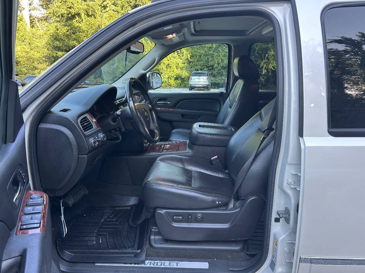 Used 2013 Chevrolet Avalanche LTZ AWD/4WD image 12