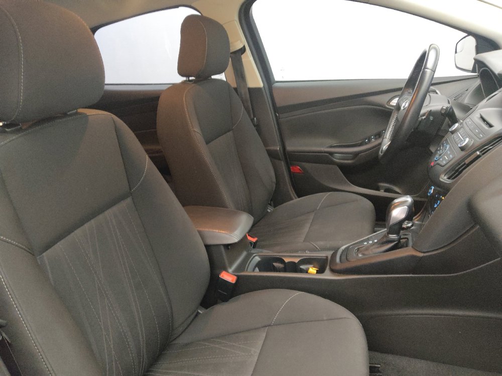 Used 2016 Ford Focus SE w/ SE Sport Package image 21