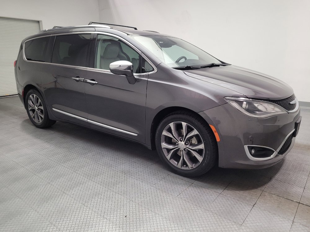 Used 2017 Chrysler Pacifica Limited w/ UConnect Theater Package FWD image 11