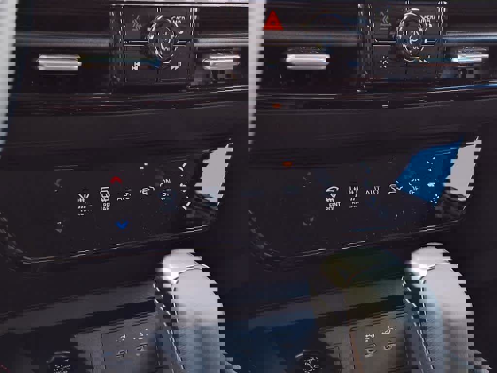 New 2025 Nissan Kicks SR image 40