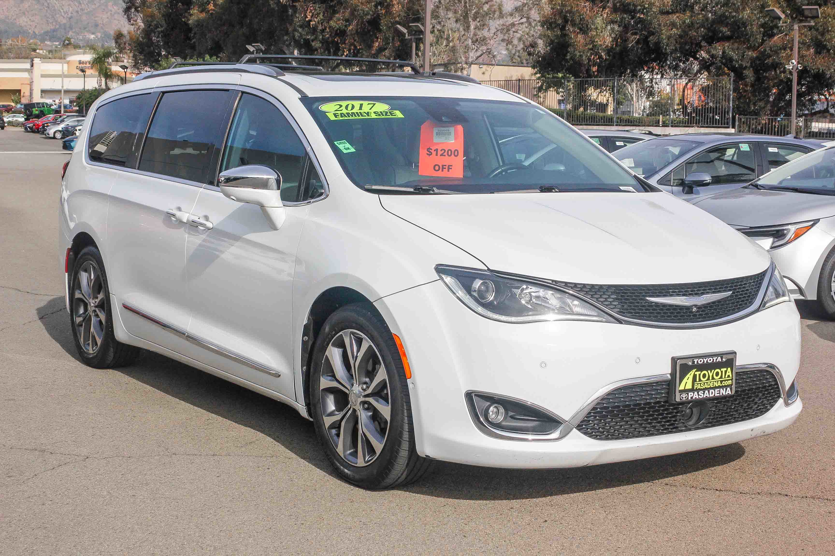 Used 2017 Chrysler Pacifica Limited w/ Advanced Safetytec Group image 3