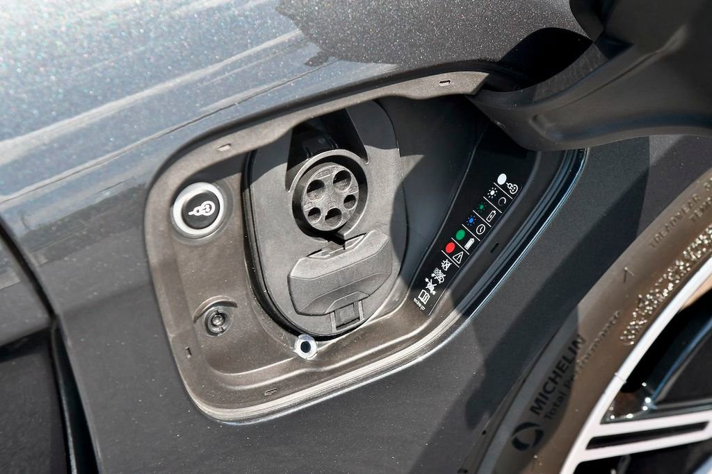 Used 2020 Porsche Taycan 4S image 20