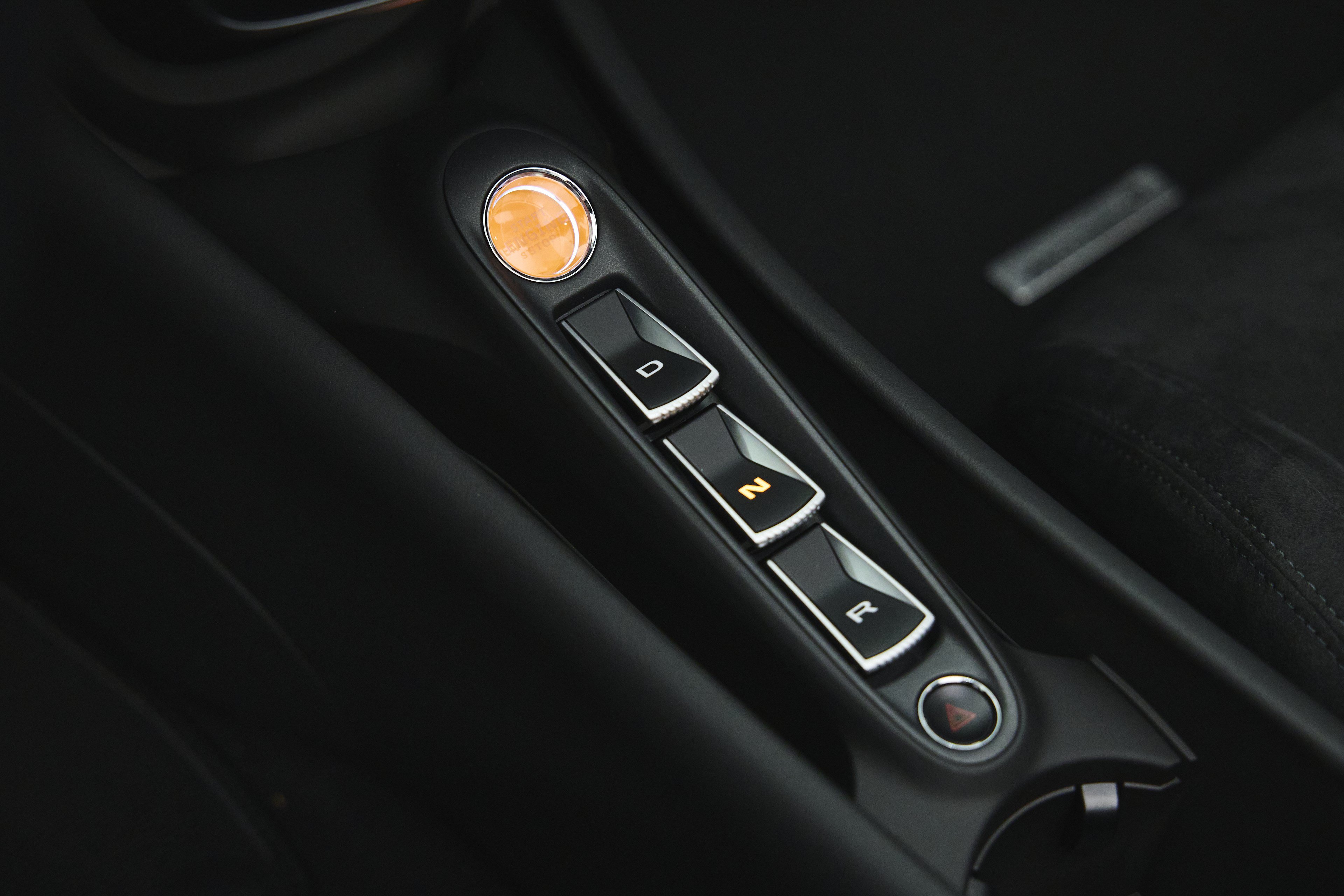 Used 2025 McLaren Artura Spider RWD image 18