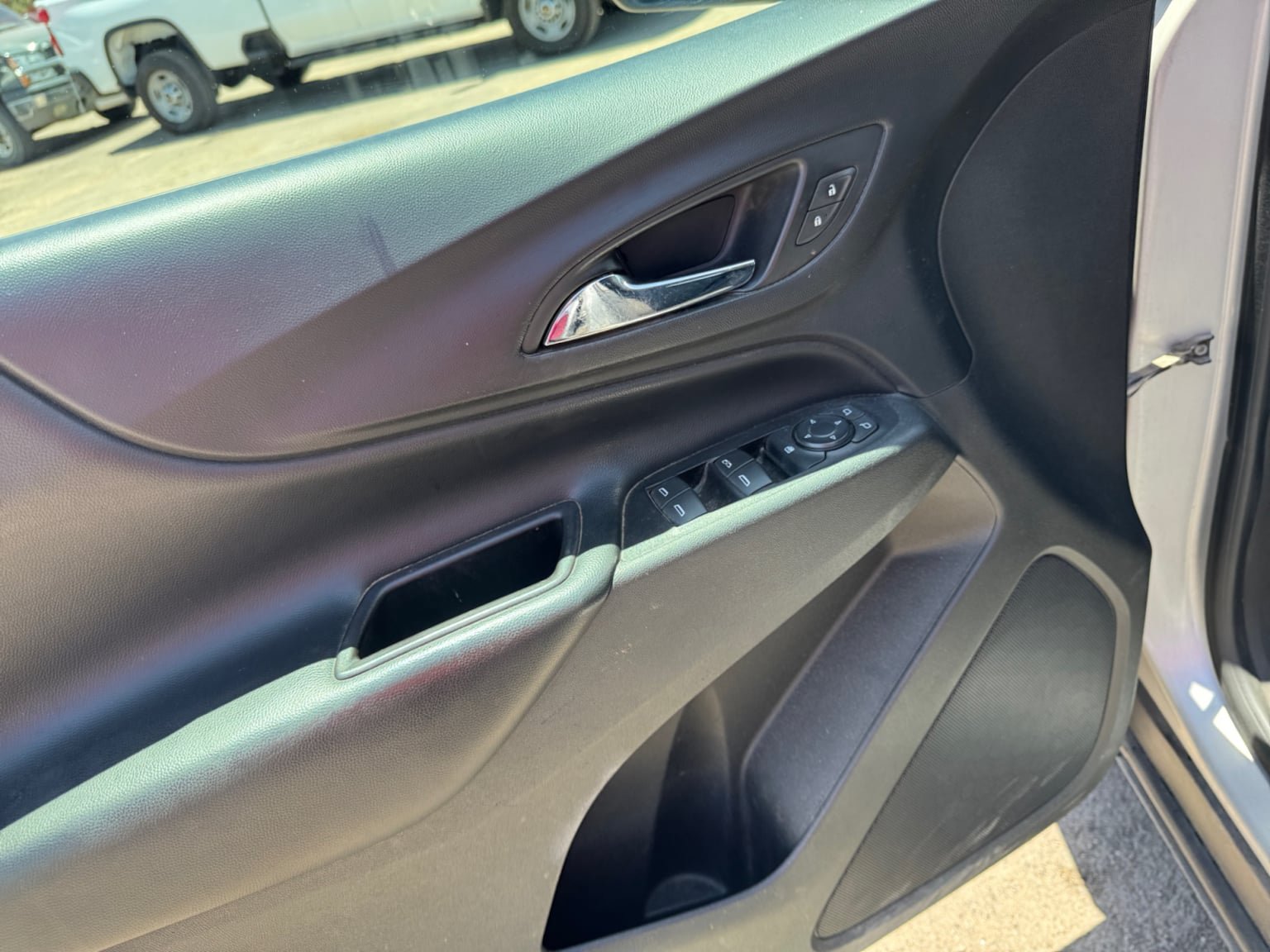 Used 2018 Chevrolet Equinox LT FWD image 11