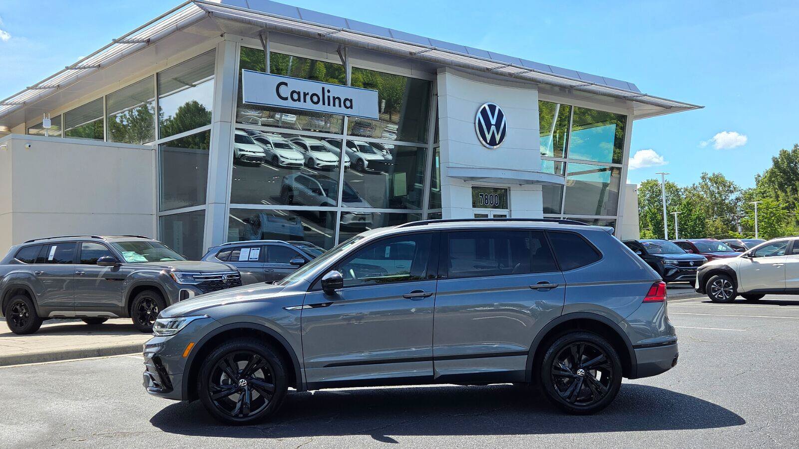 Used 2023 Volkswagen Tiguan SE R-Line AWD/4WD image 2
