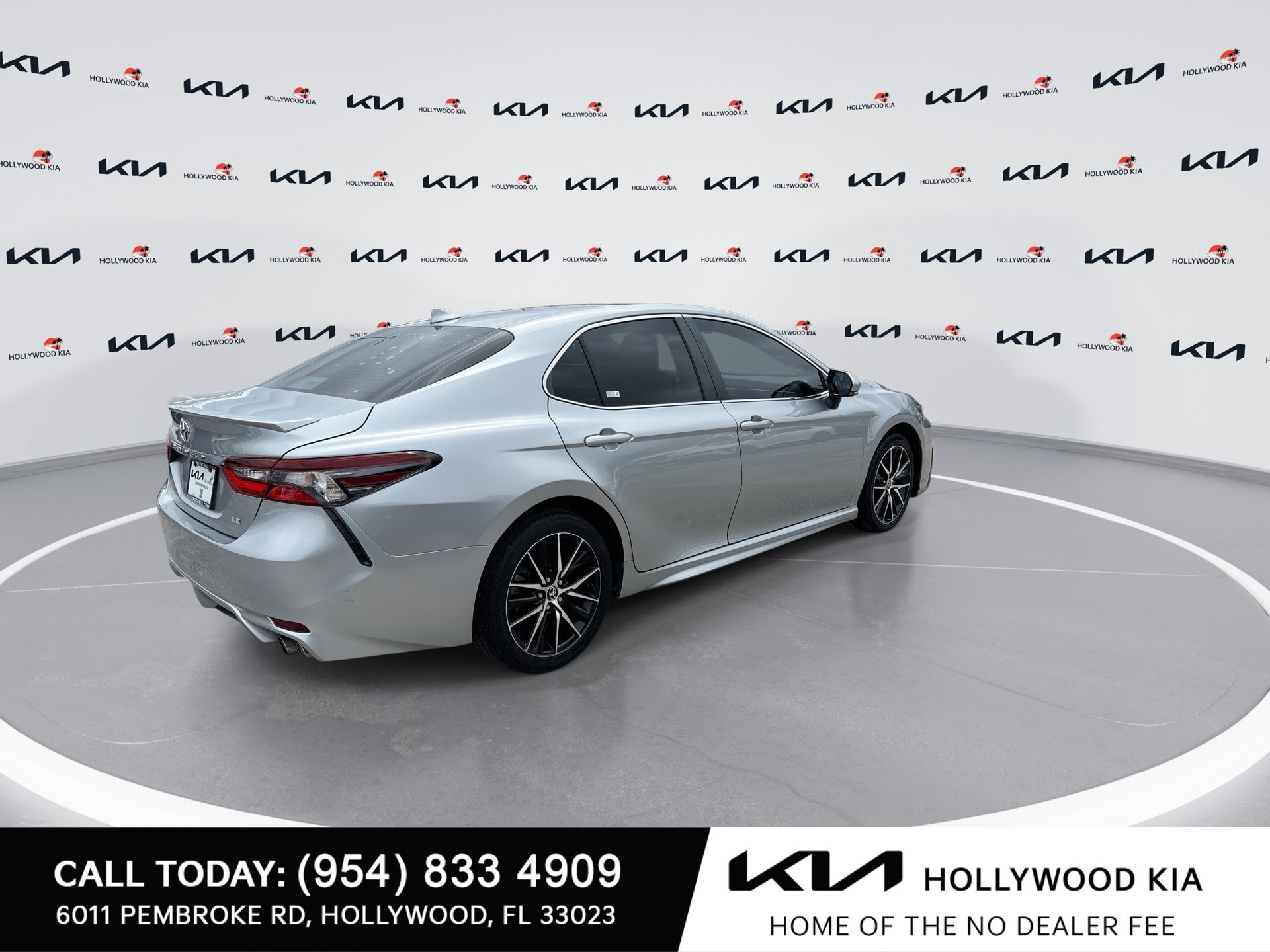 Used 2023 Toyota Camry SE FWD image 8