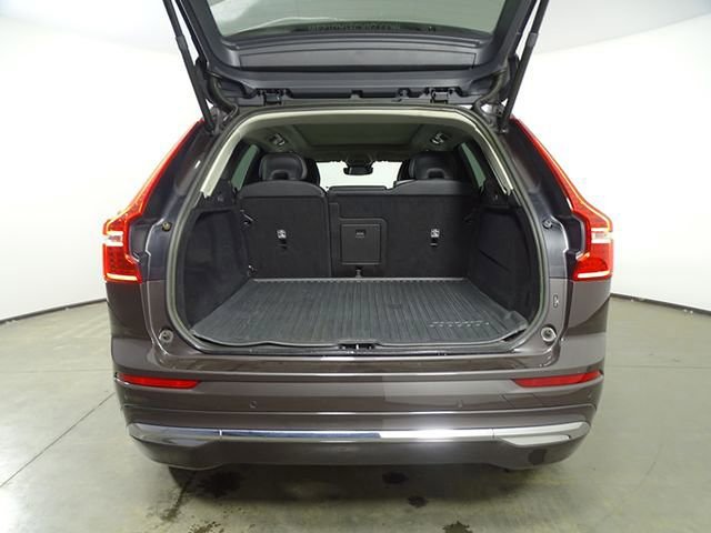 Used 2023 Volvo XC60 B5 Plus image 21