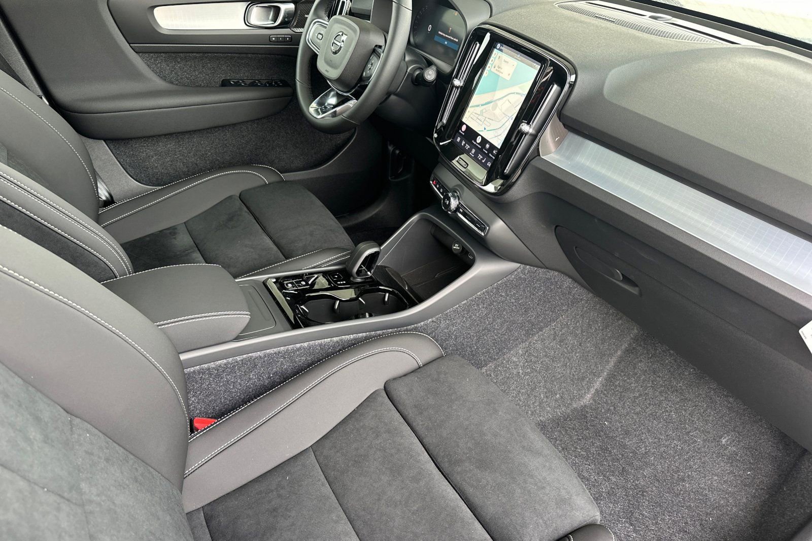 New 2026 Volvo XC40 B5 Ultra w/ Climate Package AWD/4WD image 14
