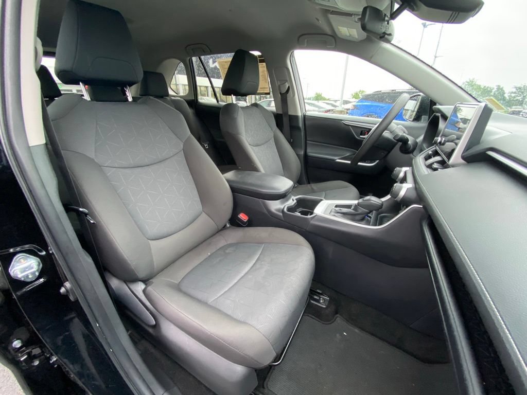 Used 2025 Toyota RAV4 XLE FWD image 27