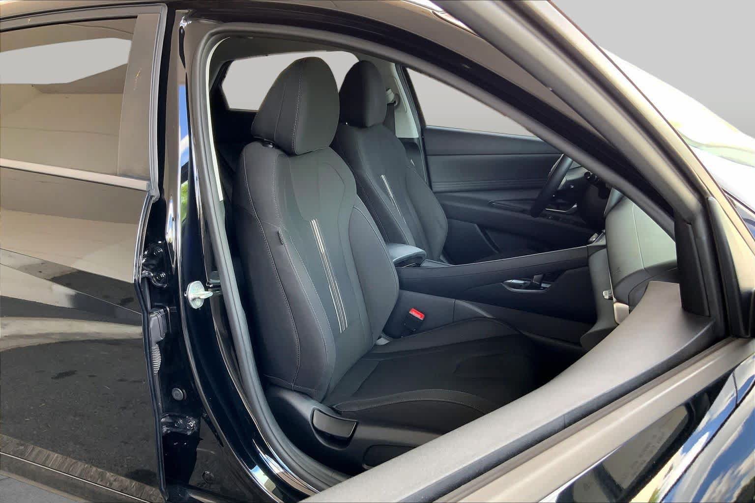 Used 2023 Hyundai Elantra SEL w/ Convenience Package FWD image 9