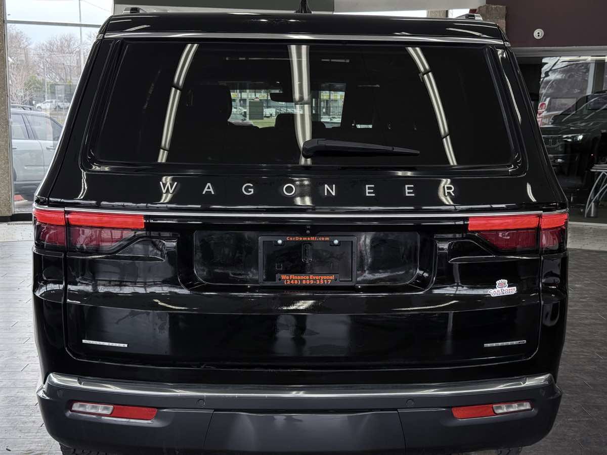 Used 2022 Jeep Wagoneer Series III w/ Premium Group I AWD/4WD image 11