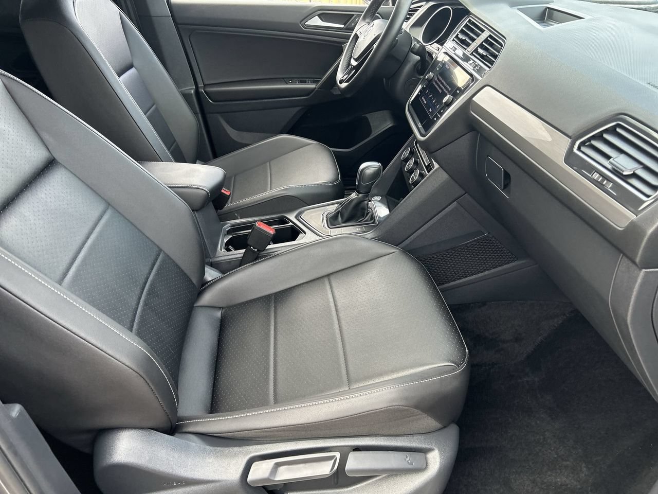 Certified 2021 Volkswagen Tiguan SE R-Line FWD image 9