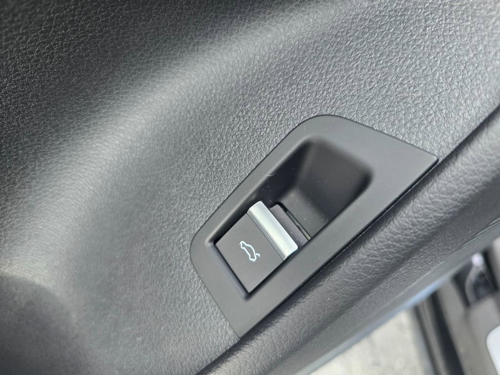 Used 2025 Audi Q8 Prestige w/ Prestige Package image 27