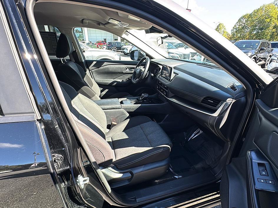 Certified 2025 Nissan Rogue SV FWD image 24