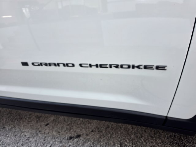Used 2024 Jeep Grand Cherokee Limited w/ Black Appearance Package AWD/4WD image 11