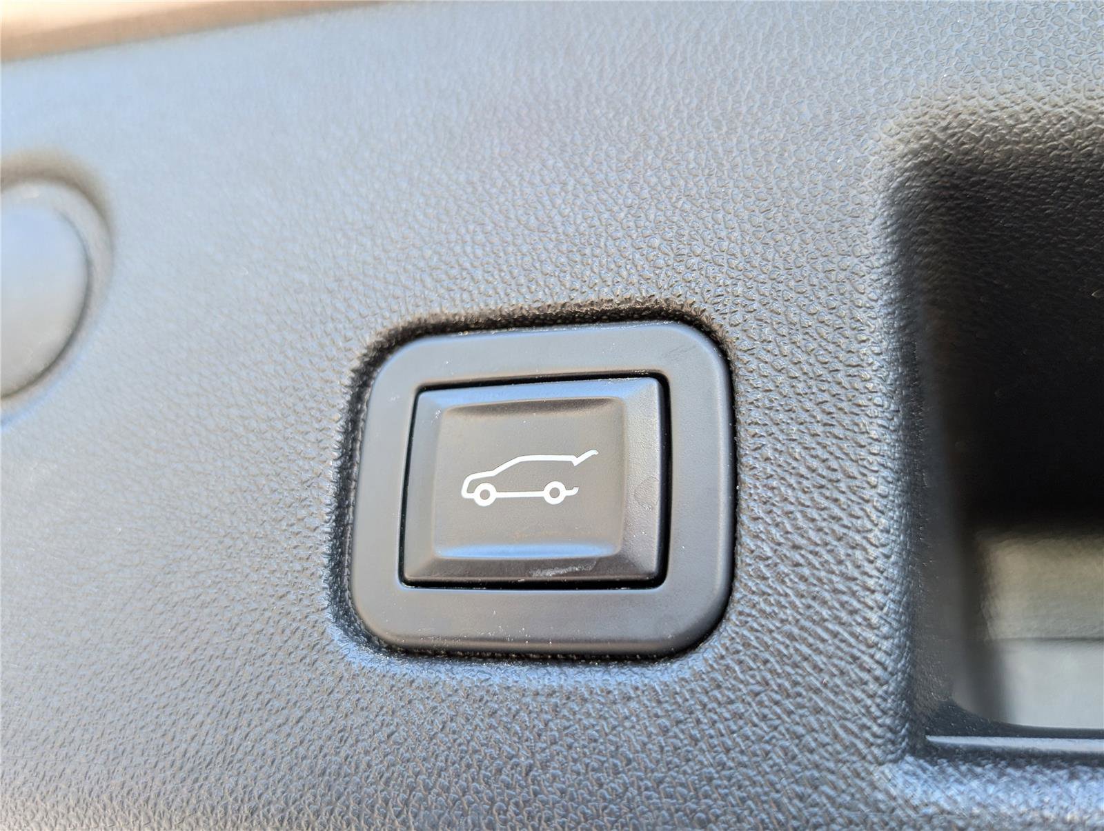 Used 2018 Chevrolet Equinox LT w/ Sun & Infotainment Package image 14