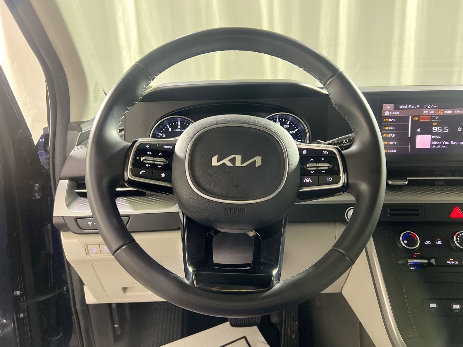 Used 2024 Kia Carnival LX image 22