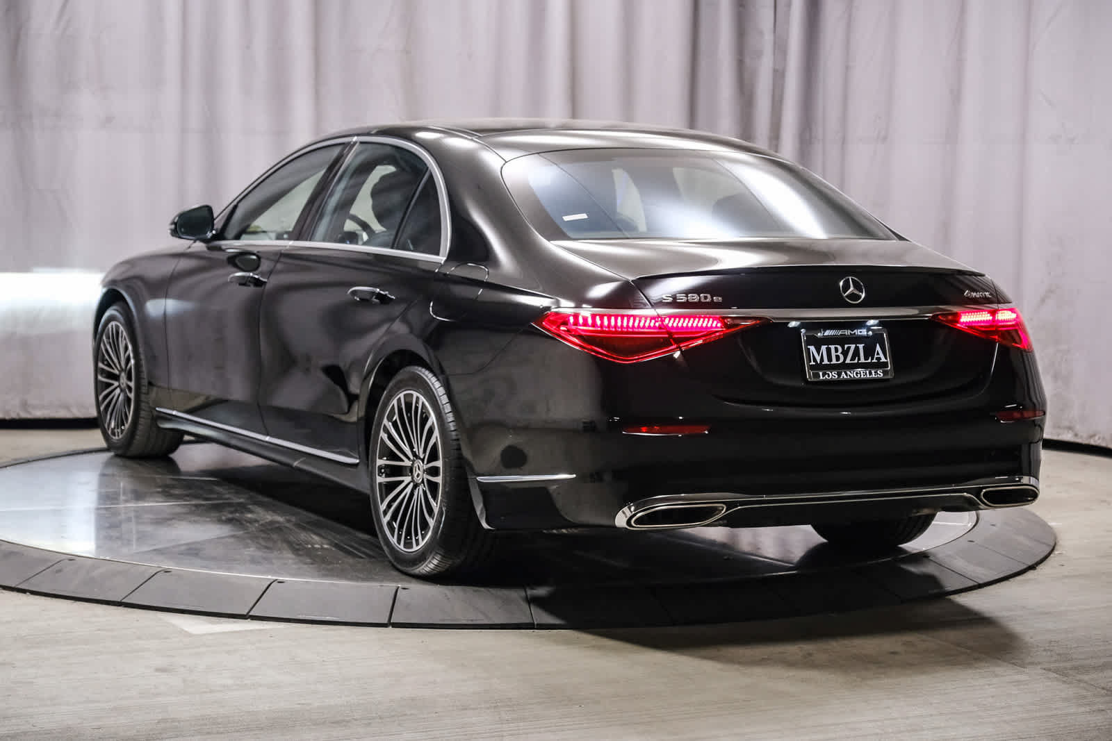 Used 2024 Mercedes-Benz S 580e 4MATIC Sedan image 2