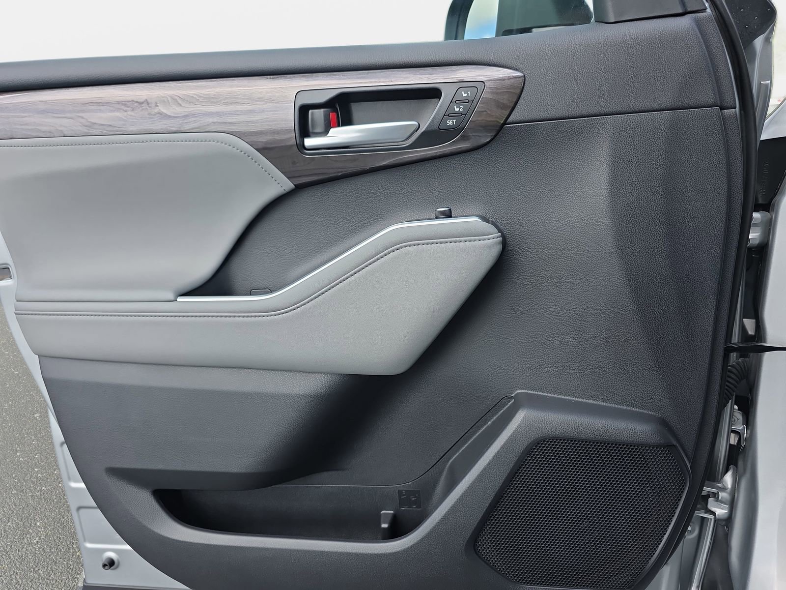 Used 2023 Toyota Highlander Limited image 28