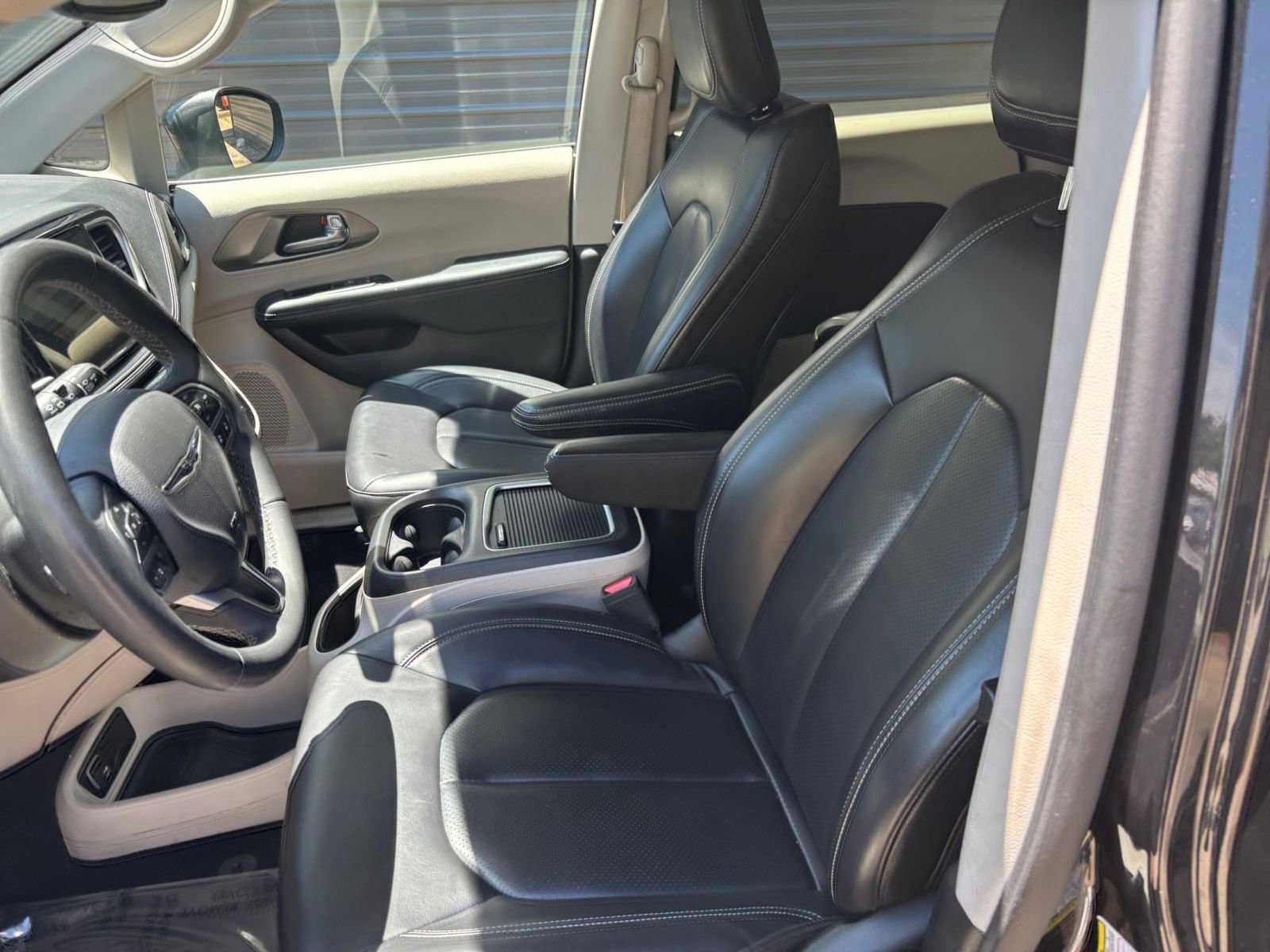 Used 2023 Chrysler Pacifica Touring-L FWD image 34