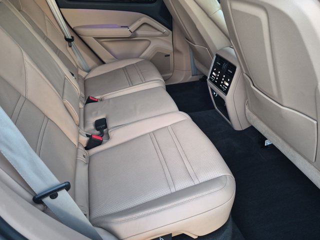 Used 2023 Porsche Cayenne Platinum Edition AWD/4WD image 21