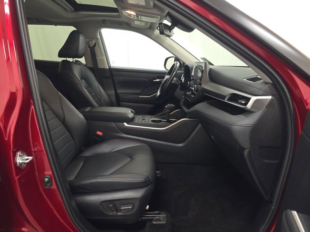Used 2023 Toyota Highlander XLE image 8