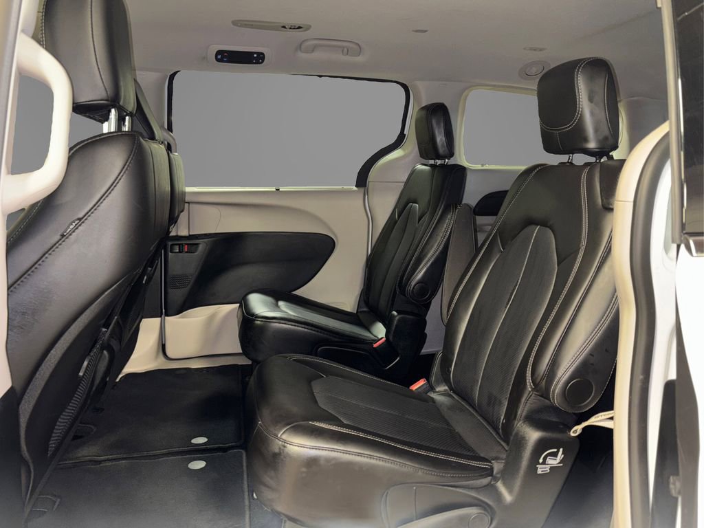 Used 2024 Chrysler Pacifica Touring-L image 11