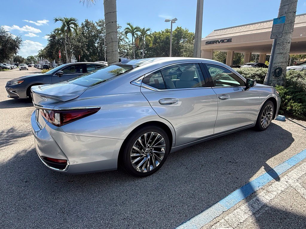 Used 2024 Lexus ES 300h w/ Technology Package FWD image 10