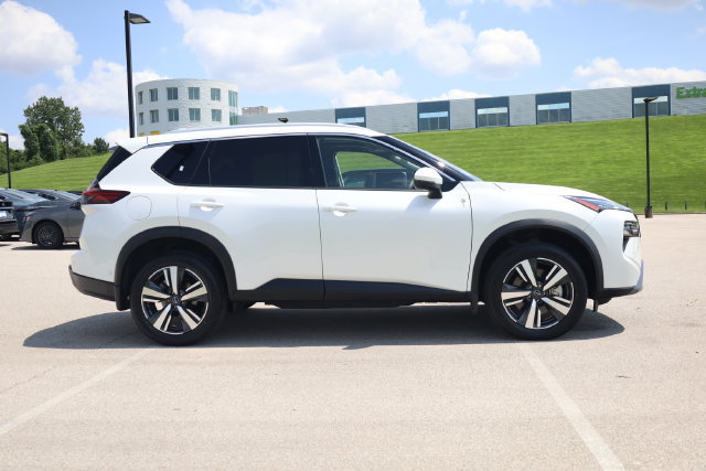 Certified 2025 Nissan Rogue SL w/ Tech Package AWD/4WD image 4