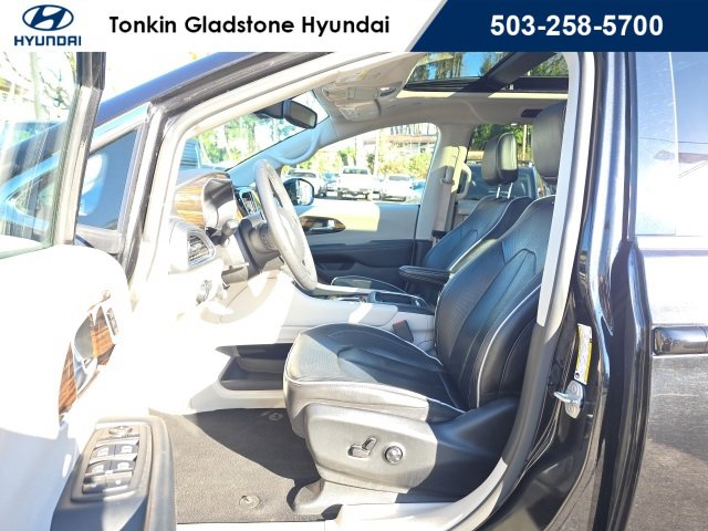 Used 2023 Chrysler Pacifica Limited image 10