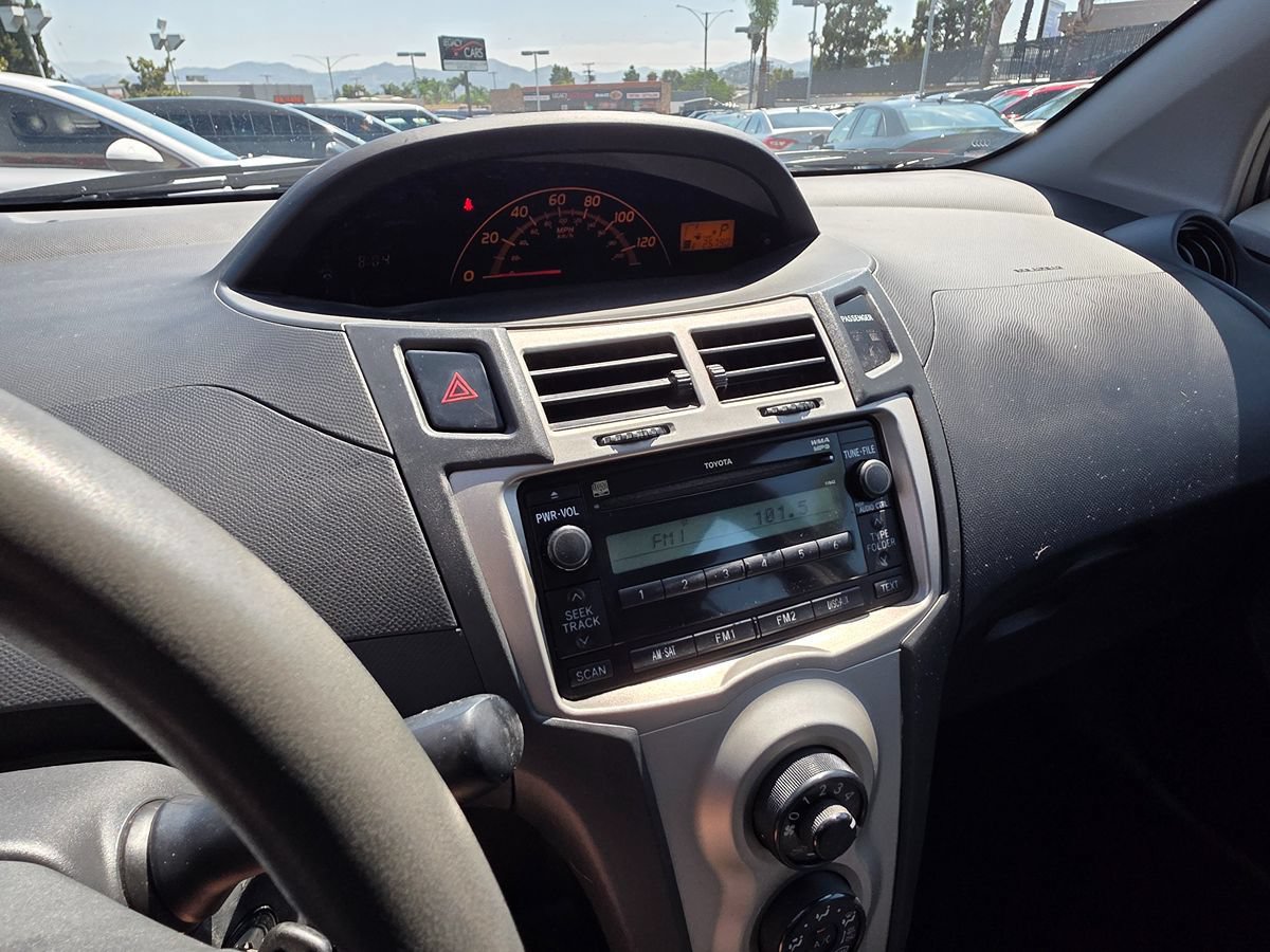 Used 2010 Toyota Yaris 4-Door Hatchback FWD image 30