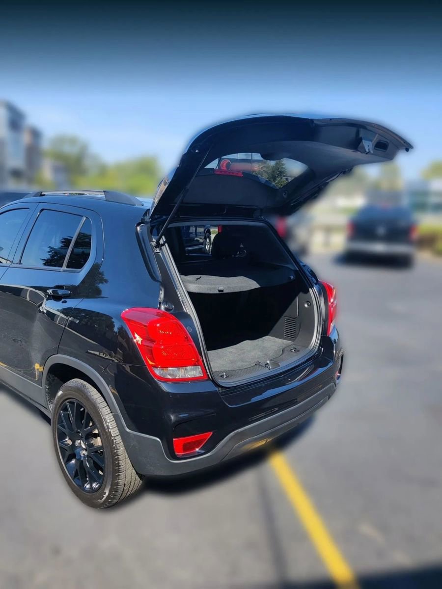 Used 2022 Chevrolet Trax LT w/ Midnight Edition image 9