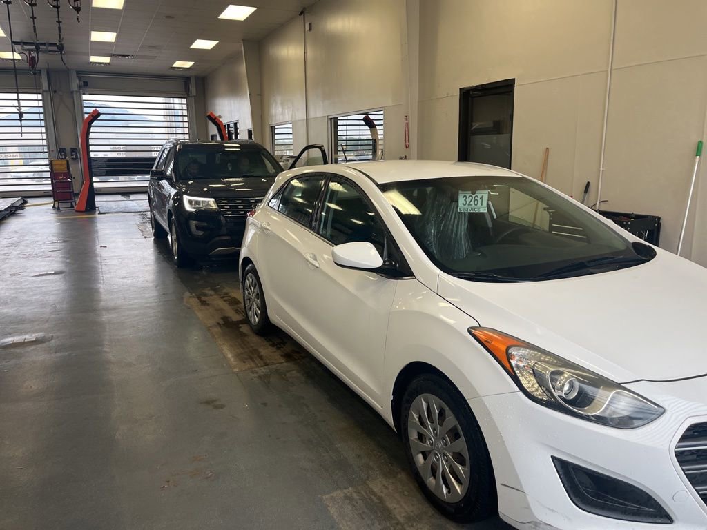 Used 2017 Hyundai Elantra GT FWD image 1