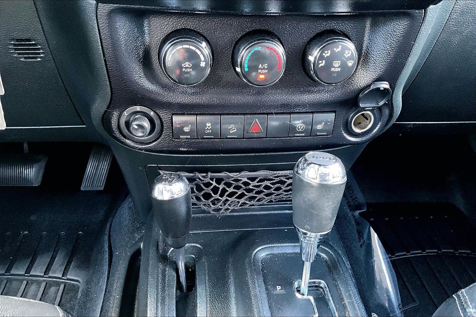 Used 2017 Jeep Wrangler Unlimited Sahara w/ Connectivity Group AWD/4WD image 28