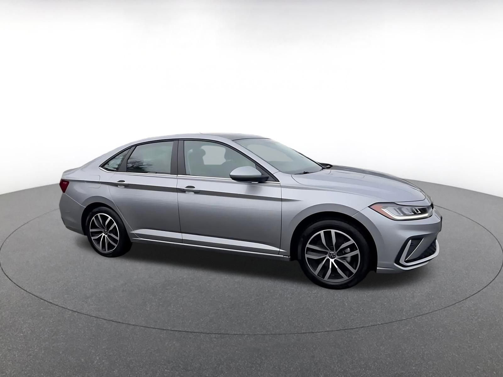 Used 2025 Volkswagen Jetta SE image 2