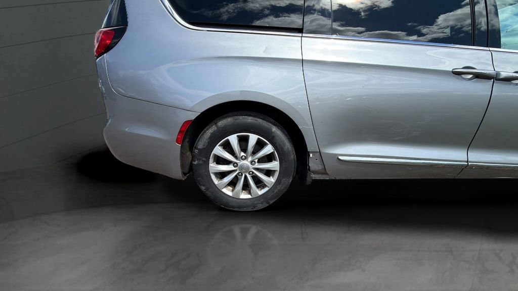 Used 2019 Chrysler Pacifica Touring-L FWD image 14
