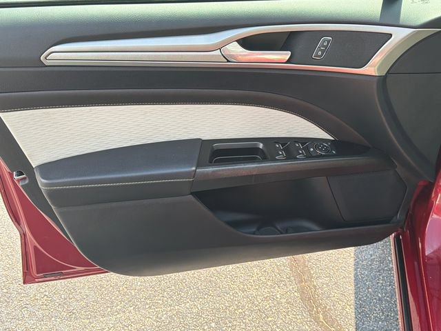 Used 2019 Ford Fusion SE w/ Equipment Group 151A FWD image 12