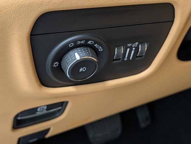 Used 2023 Jeep Grand Cherokee Summit AWD/4WD image 17